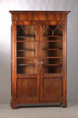 Vitrine, deutsch, um 1860, Pyramidenmahag oni spiegelt verlegt auf Eichekorpus, 2-türig,neugotisch anmutende Versproßung, z.T. auf Rahmen ...