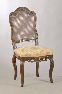 Barockstuhl, süddeutsch, um 1770, Nussbaum massiv, allseitig geschweifte Form, Rückenlehne mit Rattangeflecht, Sitzfläche neu gepolstert (urspr. ...
