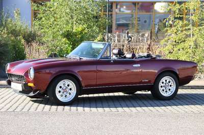 Fiat 124 DS Spidereuropa, EZ 04.1985, Laufleistung ca. 119.000 km, TÜV bis 07.2016, 77 kW/ 105 PS, 5-Gang Schaltgetriebe, bordeaux metallic, ...