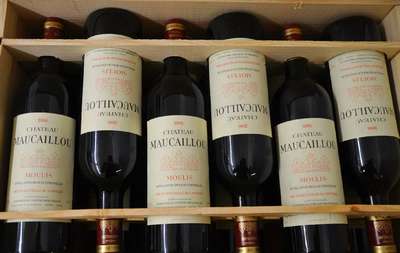 12 Flaschen 1996 Chateau Maucaillou, Moulis-Medoc, top shoulder u. besser, je ca. 75 cl, unverkostet, in Originalholzkiste, sehrguter ...