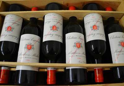 12 Flaschen 1986 Chateau Poujeaux, Moulis-Medoc, top shoulder u. besser, je ca. 75 cl, in Originalholzkiste, unverkostet, sehrguter ...