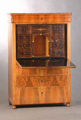 Standsekretär, wohl Pfalz, südwestdeutsch, um 1840/50, Nussbaum- bzw. Wurzelnussfurnier doppelt gespiegelt verlegt, 4-schübig, abklappbare ...