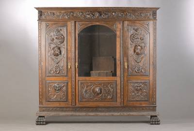 Bücher- bzw. Vielzweckschrank, deutsch, um 1910, Buche massiv, plastisch beschnitzt, reiche symmetrische Bildhauerarbeit mit Drachen, ...