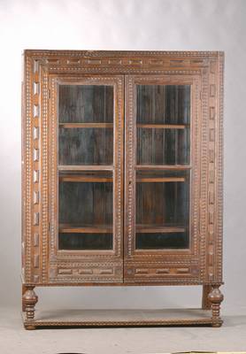 Vitrine, wohl Belgien, um 1900, Eiche massivnach spanischem Vorbild, maureske Kerbschnitzerei, 2-türig, 4-fach facett. verglast, Stollenteil, Innen ...