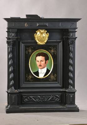 Prunkportrait eines Hausherren, um 1900, Eiche massiv geschwärzt, seitl. gedrehte Vollsäulen, mittig goldfarbenes Rollwerk, profilierter Rahmen mit ...