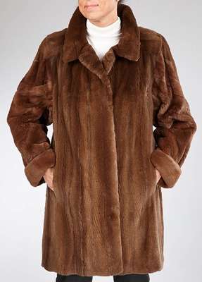 Samtnerz Longjacke, Gr. ca. 42-44, braune Felle, braungemustertes Innenfutter, Rückenl. ca. 88 cm, 2 seitliche Einschubtaschen, Ärmel mit ...