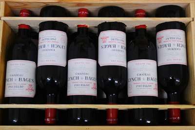 12 Flaschen 1998 Chateau Lynch-Bages, Pauillac, top shoulder u. besser, je ca. 75 cl, unverkostet, in Originalholzkiste, Jean Marc Quarin 92/100
