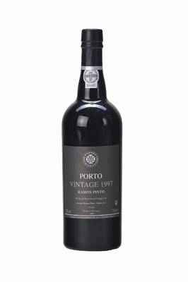 6 Flaschen 1997 Ramos Pinto, Vintage Port, je ca. 75 cl, into neck, importiert durch Schlumberger KG-Meckenheim, unverkostet, Wine Spectator 88/100