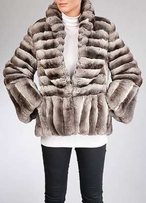 Chinchilla-Jacke, Gr. ca. 38, 2 Einschubtaschen, Felle längs- und quer- verarbeitet, Innenfutter schwarz-weiß, Rückenl. ca. 68 cm