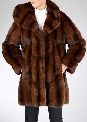 Kanadische Zobel-Jacke mit Kapuze, Gr. ca. 42, braun eingefärbt, leichte Qual., dunkelbraunes Innenfutter, 2 Einschubtaschen, Rückenl. ca. 88 cm