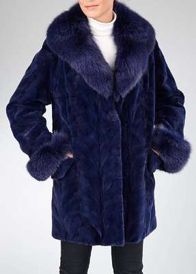 Samtnerzjacke aus Nerzpfoten, royalblau eingefärbt, Gr. ca. 42, Ärmel und Kragen aus Fuchs, 2 Taschen, metallicfarb. Innenfutter, Zierknopf, ...