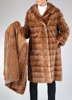Konvolut Nerzmantel und Nerz-Longjacke, dunkelbeige, Gr. ca. 38/40, Mantel quer- verarbeitete Felle, Label: Pelzhaus Scherer, Mannheim leichte ...