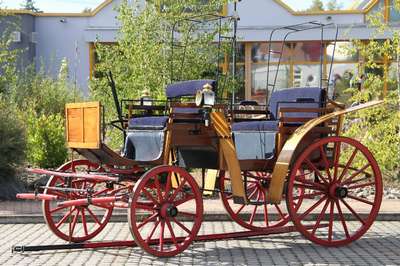 Hoher Jagdwagen, England, um 1920, Bei dem hier angebotenen Jagdwagen handelt es sich um einen 2-Spänner aus ca. 1920. Bei der Federung aus Eisen in ...