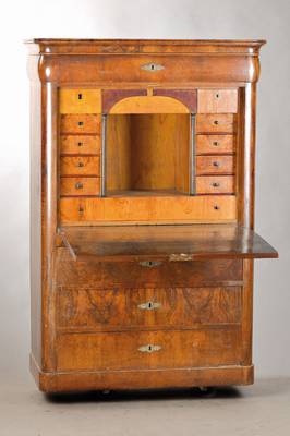Standsekretät, Rheinhessen, um 1840/45, Korpus Weichholz, Nussbaum/Wurzelnuss-Furnier z.T. gespiegelt verlegt, 4-schübig, klassizistische ...