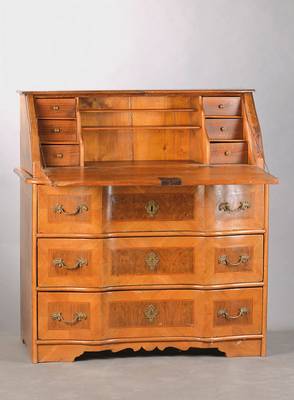 Schrägklappensekretär, mitteldeutsch, um 1770/80, Nussbaum- bzw. Wurzelnussfurnier auf Weichholzkorpus, Kommodenteil 3-schübig, frontseitig ...