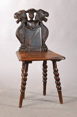 Brettstuhl, deutsch, um 1880-1890, Eiche massiv, Lehne in Form von Löwen, Schild mit Ritterrüstung, plastische Stuhlbeine, schwundrissig, schöne ...