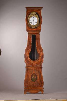 Standuhr, Frankreich, um 1880, Tannenholzgehäuse mit Brandmalerei, in angedeuteter Violinform, Sockelkartusche mit floraler Bemalung, Comtoiser ...