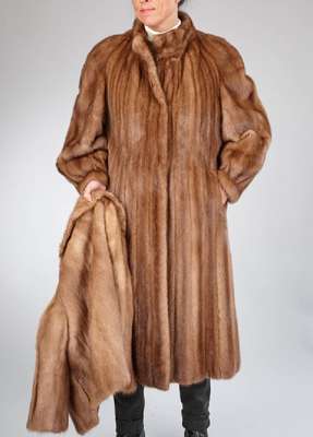 Konvolut Nerzmantel und Nerzjacke, Gr. 38/40, 1 x Label: Pelzhaus Klimke, Hagen, braunes Innenfutter mit Stickerei, Stehkragen, 2 Einschubtaschen, ...