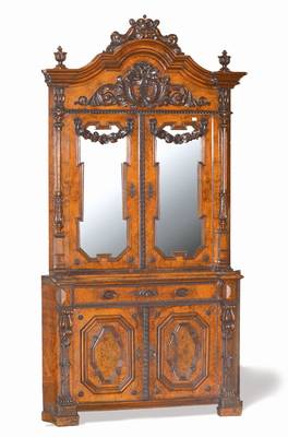 Eckaufsatzschrank, um 1870, Norddeutschland,Nussbaumwurzelholzfurnier auf Eiche- bzw. Weichholzkorpus, 2-türiger Aufsatz mit geschweiftem Giebel, ...