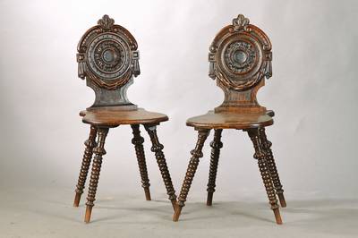 Zwei Brettstühle, süddeutsch, bzw. Österreich,um 1870/80, Eiche massiv, Schnitzereien aus dem Vollholz, im Stil von 1770/90, klassizistisch, ...