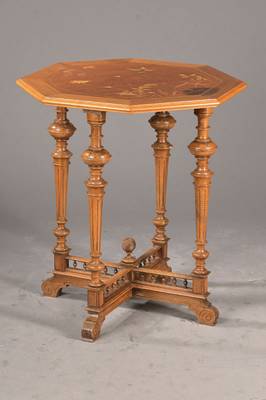 Tisch, um 1890, Nussbaum massiv u. intarsiert, Platte mit Band- u. Fadenintarsien, idealisierende Marketerie, Brandfleck, dekorativ u. vielfach zu ...