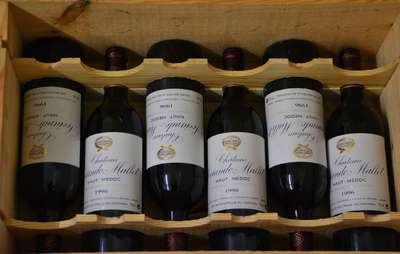 6 Flaschen 1996 Chateau Sociando Mallet, Haut-Medoc, je ca. top shoulder und into neck,je ca. 75 cl, unverkostet, Jean Marc Quarin 92/100, in ...