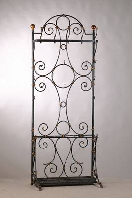 Garderobe, deutsch, um 1900/10, Eisen, vielfach geschweifte Montur mit mehreren Hakenu. Schirmständer, l. korrodiert, ca. 212x80x45cm