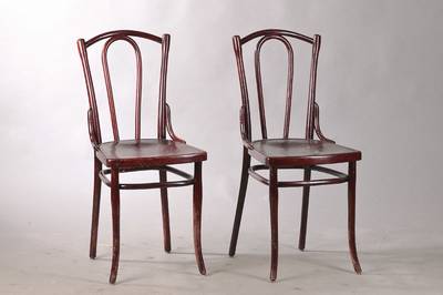 Großer Satz aus 16 Thonet-Stühlen, Nr. 56 mit Seitenverstärkungen, frühes 20.Jh., Bugholz rot gebeizt, Sitzfläche mit klassischer geprägten ...