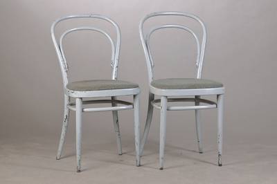 Paar Bugholzstühle nach Thonet Nr. 14, 20.Jh., Buchenholz grau gefaßt, Sitzfläche mit Stoff bespannt u. l. gepolstert, mit Gebr.-Sp. u. ...
