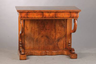 Konsole, mittel- bis süddeutsch, um 1835/40, Wurzelnussfurnier auf Weichholzkorpus z.T. auf Kreuzfuge verlegt, Stützen in elegantem Volutendesign, ...