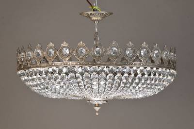 Massiver Weissbronze-Prismenlüster (sog. Korblüster), Spanien, um 1925/30, in klassizistischer Formsprache, vollständige gereinigte ...