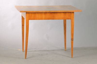 Biedermeiertischchen, süddeutsch, um 1815/20, Nussbaum massiv u. 3-fach gespiegelt furniert, mit verstecktem Zargenschub , konische Vierkantbeine, ...