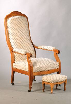 Voltaire Sessel mit passendem Fußbänkchen, süddeutsch, um 1850/60, Kirchbaum massiv z.T. gerieft, neu bezogen jedoch mit Gebr.- Sp., Reste alten ...