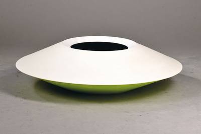 Gerhard Mantz, geb. 1950, Wandobjekt, Holz/Acryl, auf der Unterseite signiert und datiert 89, h. ca. 25 cm, D. ca. 85 cm