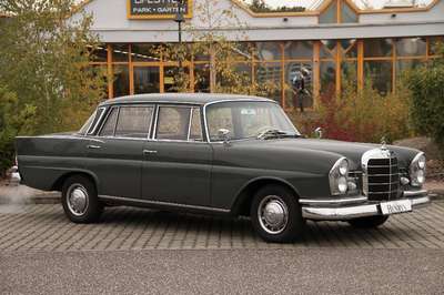 Mercedes-Benz 220 S W 111, EZ 02.1963, Laufleistung 44.333 km abgelesen, H- zulassungsfähig, 77 kW/ 105 PS, Automatikgetriebe, grau, rot, Fahrzeug ...
