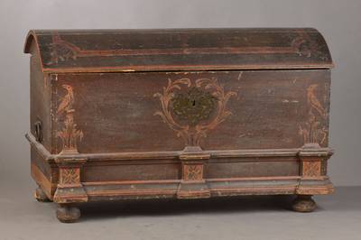 Truhe, Hessen, wohl Schwalm,um 1800, Eiche massiv mit orig. Fassung, Sockel 3-fach risalitartig gegliedert, Beschläge u. Bänder aus der Zeit, kein ...