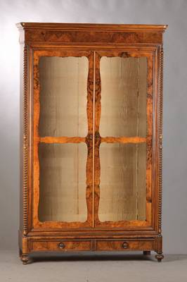 Spätbiedermeier-Vitrine, mitteldeutsch, um 1850/60, Nussbaumfurnier z.T. gespiegelt verlegt, 2-türig mit Brezelfüllung in späterer Zeit verglast, ...