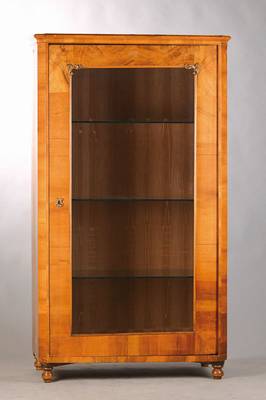 Vitrine, mitteldeutsch, um 1840/50, Nussbaumfurnier auf Weichholzkorpus, 1-türig neu verglast, Innen 3 Glaseinlegeböden, sparsame Verzierung , mit ...