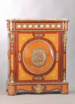 sog. Porzellan-Halbschrank, Frankreich, 20.Jh., Mahagoni massiv u. furniert, seitliche angedeutete Säulen mit Karyatiden, orig. eingepasste ...
