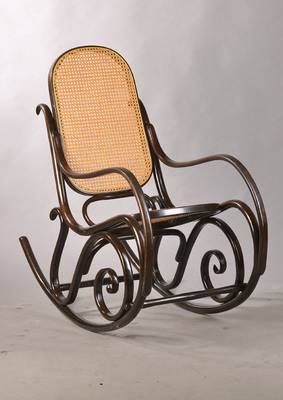 Schaukelstuhl, Thonet Nr. 20.Jh., Bugholz gefaßt, Herstelleretikett, Rattangeflecht in gutem Zustand, ca. 105x48x110 cm