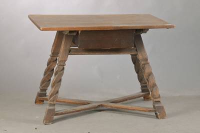 Sog. Schragentisch, süddeutsch, frühes 18.Jh., Eiche massiv, Gestell mit spiralförmigen abgespreizten Beinen, alter Zargenschub neu eingelassen, ...