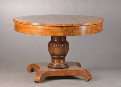 Salontisch, deutsch, um 1825/30, Nussbaum- bzw. Wurzelnussfurnier auf Weichholzkorpus, Sockelplatte mit 4 Auslegern, geschuppter u. profilierter ...
