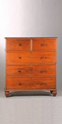 sog. Chest-on-Chest, Kolonialstil, wohl England oder Amerika, um 1900, Teak massiv, 5-schübig, Aufteilung á deux corps je mit seitl. Griffen, ...