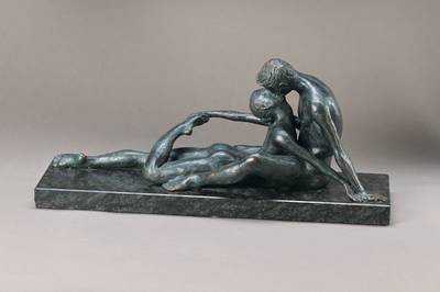 Maximilian Delius, geb. 1958 Ukraine, "Die Liebenden", Bronzeskulptur, patiniert, signiert 1/100, signiert, auf grauem Marmorsockel, ca. 25 ...