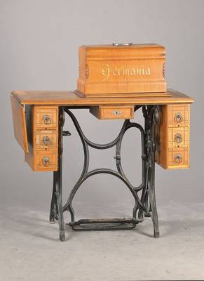 Seltene Standnähmaschine, Germania, um 1870,intarsiertes Holzgehäuse mit 7 Schubladen, gusseisernes Gestell, H.ca. 103 cm, Abdeckhaube, Beschläge ...