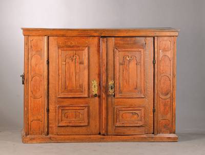 Schrank, süddeutsch, um 1720-30, Eiche und Weichholz, 2-türig mit aufgeblendeten verkröpften Profilen, Beschläge um 1760, kein Schlüssel ...