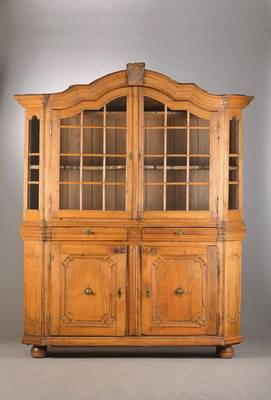 Aufsatzvitrine, Bergisches Land, um 1800, Eiche massiv, vielfach geschweift u. verkröpfterGiebel, 3-seitig verglast u. 2-türiger Vitrinenteil, ...