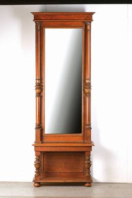 Konsolenspiegel, deutsch, 1880/90, Nussbaumfurnier auf Kreuzfuge auf Weichholzkorpus verlegt, Spiegel mit flachem vorspringendem Kranz, dieser ...