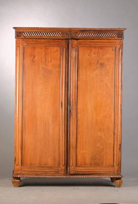 Schrank, sog. Kolonialmöbel, um 1900-1915, Teakholz massiv, eklektizistische Ornamentik, Innenleben zweigeteilt mit 3 Einlegeböden links, Teile ...