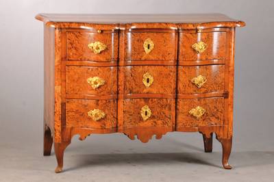 Schreibkommode, wohl Dresden, um 1740/50, Ahornmaserholzfurnier auf Weichholzkorpus, 3- schübig mit oberer Ausziehplatte, diese mit grünem Stoff ...